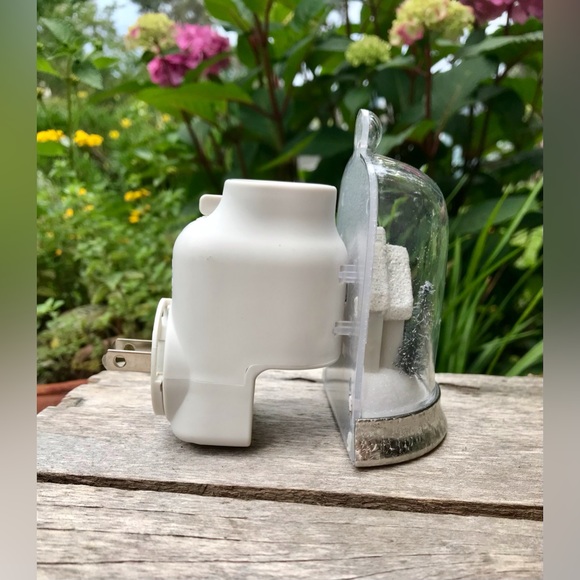 2/$10 YANKEE CANDLE Electric Scent Warmer Snow House Scene Wall Plug In Diffuser - Picture 3 of 9